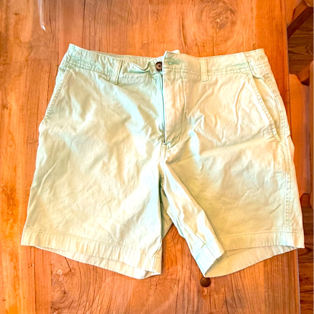 M21- Seafoam green vineyard vines is shirts size 30 waist